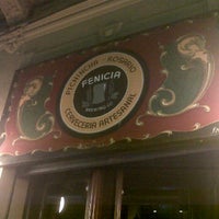 7/1/2012 tarihinde Lizzie S.ziyaretçi tarafından Fenicia Brewery Co.'de çekilen fotoğraf
