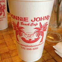 Das Foto wurde bei Ronnie Johns Beach Cafe von Dali C. am 4/25/2012 aufgenommen