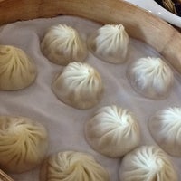 Photo taken at Din Tai Fung 鼎泰豐 by Wan Y. on 5/13/2012