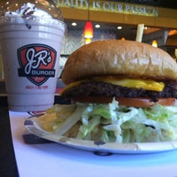Das Foto wurde bei JR&#39;s Burger Grill von Cozi K. am 8/28/2012 aufgenommen