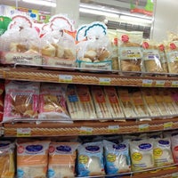 Photo taken at 7-Eleven (เซเว่น อีเลฟเว่น) by Taijung H. on 3/15/2012