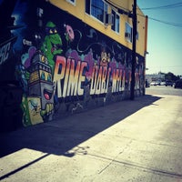 5/13/2012 tarihinde Amanda D.ziyaretçi tarafından Overload Skateboard Shop'de çekilen fotoğraf