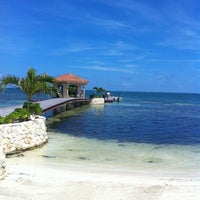 Foto tirada no(a) Coco Beach Resort por Samuel G. em 9/3/2012