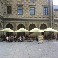 รูปภาพถ่ายที่ Cafe Bar Schwarzenberský Palác โดย Michal S. เมื่อ 8/29/2012