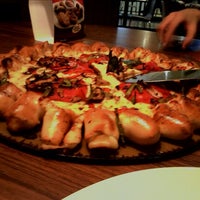 Foto diambil di Pizza Hut oleh Mádá G. pada 12/19/2011