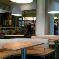 รูปภาพถ่ายที่ McDonald&amp;#39;s โดย Jecepede &amp;. เมื่อ 7/9/2011
