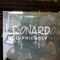 Das Foto wurde bei Leonardo Olmos Hairdressers von Lorena M. am 3/10/2012 aufgenommen