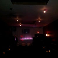 Foto tirada no(a) B-Hive Lounge por Reginald M. em 4/28/2012