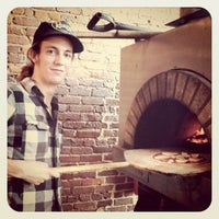 Foto scattata a Pizzeria Vesuvius da Thankee W. il 10/24/2011