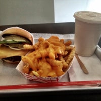 Das Foto wurde bei Milk Burger von Cee C. am 3/4/2012 aufgenommen