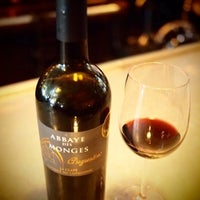 Foto diambil di Vernon Wine &amp;amp; Liquor oleh Ciprian T. pada 10/30/2011