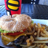 Снимок сделан в Burgers on the Edge пользователем Joe L. 4/2/2012