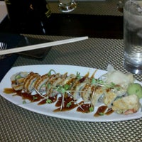 Foto tomada en OM Modern Asian Kitchen &amp;amp; Sushi Bar  por Alethea D. el 12/3/2011