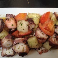 รูปภาพถ่ายที่ Vlora Bar and Restaurant โดย Greg D. เมื่อ 7/4/2012