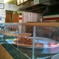 รูปภาพถ่ายที่ Giovanni&amp;#39;s Pizza, Pasta &amp;amp; Subs โดย Jay M. เมื่อ 5/9/2011
