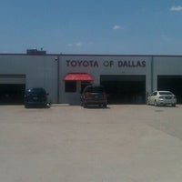 Das Foto wurde bei Toyota of Dallas von Christopher K. am 8/4/2011 aufgenommen