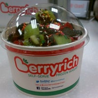 Снимок сделан в Berryrich Frozen Yogurt пользователем Keith E. 9/10/2012