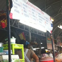 Photo taken at ส้มตำตลาดทรัพย์นิมิตร by Kittipong J. on 10/1/2011