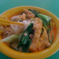 Photo taken at Kwan Tzi Zhai Vegetarian Cuisine by Hui Shi L. on 2/15/2012