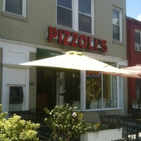 Foto diambil di Pizzolis Pizzeria oleh LaDesayuneriadeJose pada 6/3/2012