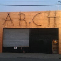 Foto tomada en Arch Art and Drafting Supplies  por Leslie T. el 1/27/2012