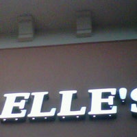 Foto scattata a Elle&#39;s Restaurant + Lounge da Casandra R. il 10/10/2011