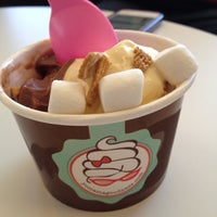 4/11/2012にChris S.がYo Mama! Frozen Yogurt &amp;amp; Goodiesで撮った写真