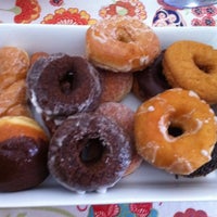Das Foto wurde bei Donuts with a Difference von Zach C. am 2/19/2012 aufgenommen