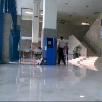 Photo taken at Lobby Universitas Al Azhar Indonesia by henz n. on 4/27/2012