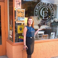 รูปภาพถ่ายที่ Charlotte Elliott and the Bookstore Next Door โดย Kurtis เมื่อ 9/20/2011
