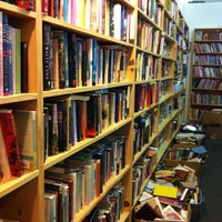 Photo prise au Big Apple Bookstore par Samantha K. le8/13/2011