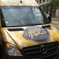Photo taken at The Southern Mac &amp;amp; Cheese Truck by Kevin on 8/10/2012