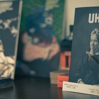 Foto diambil di Inuit bookshop oleh Marco pada 7/5/2012