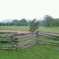 รูปภาพถ่ายที่ Great Smoky Mountains Heritage Center โดย Brian T. เมื่อ 4/19/2012