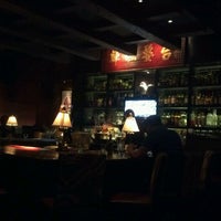 Photo prise au Jinja Bar &amp;amp; Bistro par Tyler M. le6/4/2012