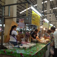 Photo taken at ร้านน้ำเต้าหู้ ตลาดถนอมมิตร by วรกมล ว. on 5/28/2012