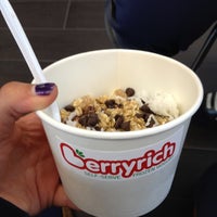 Foto tirada no(a) Berryrich Frozen Yogurt por Emma D. em 7/29/2012