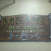 Foto tomada en Men&amp;#39;s Hair House East  por Michelle S. el 2/24/2012