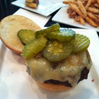 Снимок сделан в The Burger Bistro пользователем Joy F. 4/29/2012