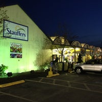Foto tirada no(a) Stauffers of Kissel Hill Home &amp;amp; Garden Store por Colin S. em 3/23/2012