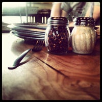 6/27/2012 tarihinde Carrie Meghan F.ziyaretçi tarafından West Crust Artisan Pizza'de çekilen fotoğraf