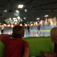 รูปภาพถ่ายที่ Great Skate โดย Jon M. เมื่อ 7/21/2012