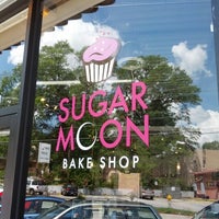 รูปภาพถ่ายที่ Sugar Moon Bake Shop โดย Tamara J. เมื่อ 7/22/2012
