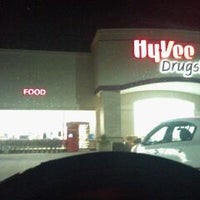 รูปภาพถ่ายที่ Hy-Vee Drugstore โดย Sam T. เมื่อ 10/27/2011