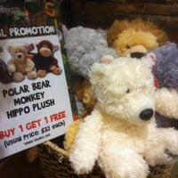 Photo taken at Singapore Zoo Gift Shop by Huijinn Laughlikeahsiaow L. on 10/1/2011