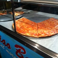 Foto tomada en Ciao Bella Pizzeria &amp;amp; Restaurant  por Davaish S. el 10/28/2011