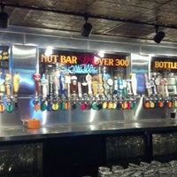 Foto tomada en Williams Uptown Pub &amp;amp; Peanut Bar  por Jeannie el 5/17/2012