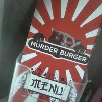 รูปภาพถ่ายที่ Murder Burger โดย Philip W. เมื่อ 10/22/2011