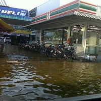 Photo taken at 7-Eleven (เซเว่น อีเลฟเว่น) by 🍒KhunJira . on 11/6/2011