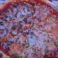 Снимок сделан в Bambino&amp;#39;s East Coast Pizzeria пользователем Jen L. 10/23/2011